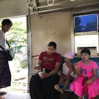 ヤンゴン環状線の旅、お菓子を食べながら。女の子も日焼け止めのタナカ。
#Myanmar
#Yangon
#Circular_train