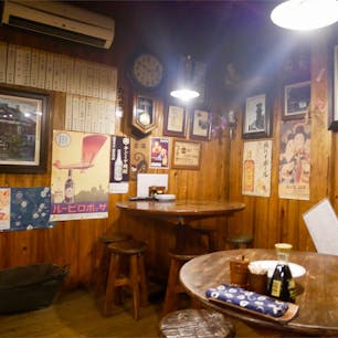 【宮城】仙台

仙壱屋

いろは横丁にある居酒屋さん。
地酒が飲みたくて適当に入ったお店だったけど
なかなかレトロで好みな店内だった。

ひとりだったからか
店主さんも常連さんも良くしてくれて
2日連続で通ってしまった。

#宮城°
#仙台
#電車旅
#いろは横丁
#仙壱屋
#2019/05/01