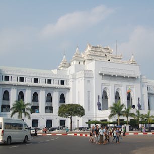 ヤンゴン中央駅、日本で例えれば東京都…改札も無ければ当日の切符しか買えない。まあ買わなくても乗り放題みたいだけど。