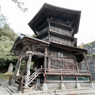 螺旋階段が斜めなので、外から見ても窓が斜めになってます。
#さざえ堂　#会津