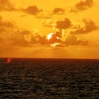 太平洋に沈む太陽。船の上から。