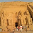 エジプトの代表的な遺跡 アブ シンベル大神殿  近くにある 小神殿  スケールが大きいとかの 問題ではなく 想像を超える 人力で 造られたとは思えない