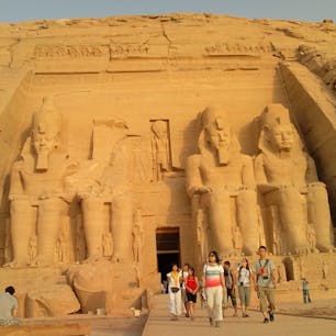 エジプトの代表的な遺跡 アブ シンベル大神殿  近くにある 小神殿  スケールが大きいとかの 問題ではなく 想像を超える 人力で 造られたとは思えない