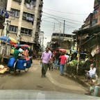 【インド🇮🇳】コルカタ

タクシーの中から。

インド行くって言うとレイプに気をつけてと
必ずと言っていいほど周りの外国人に注意された。
いや〜ないでしょと思ってたけど実際危なかった。
服装には気をつけてたのに。

そーゆーのがなければインドは好き。


#インド°
#コルカタ
#2016/08