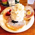 エッグスンシングス(サラトガ本店)

「ホイップクリーム パンケーキ サンプラー」通常1種類しか選べないパンケーキが、ストロベリー・ブルーベリー・バナナの3種類載って来ます。