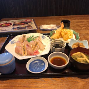 浜ん小浦光の森店にて
寿司食べ比べ定食