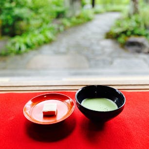 金閣寺不動堂茶所

抹茶と和三盆
和三盆には金閣寺と金箔が施されていました。

風通しが良くとても気持ちのいいひと時でした。