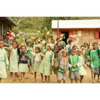 マダガスカル、ヴォヒマナの小学校の子供達。
