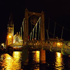 インヴァネス、スコットランド
ネス湖の北に位置する街
ネス川に架かる歩道橋