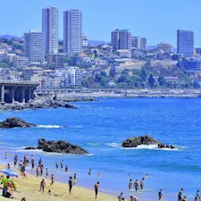 チリ、ビーニャデルマールの海岸。