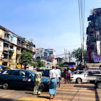 【ミャンマー🇲🇲】ヤンゴン

渡りたい時に渡りたい場所で渡る、
横断歩道信号一切無視。
国道の様な大きくて車がばんばん走る道でさえ
彼らは横切って渡ってしまう。
それが彼ら流。

1週間ずっとヤンゴンいたけど
自分道路渡るの下手だし全く慣れないし
海外旅行で初めて軽くストレスだった。

#ミャンマー°
#ヤンゴン
#2019/02/07