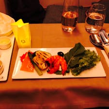 撮りたくなった機内食
ターキッシュ、成田発イスタンブール行き
単なる海老と野菜のグリルですが、豊かな雰囲気を醸し出しているのはキャンドル風のライト？同じ中東系エアラインのエミレーツやカタールのようなラグジュアリー感はないものの、ちょっとした工夫で勝負している印象のエアライン。