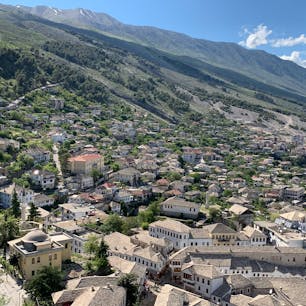 アルバニアの"石の街"ジロカストラ。アルバニアはヨーロッパの秘境・最貧国といわれているだけあり、物価も安くてオススメです。