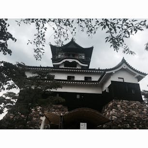 20/06/23
愛知県は犬山城
上からの景色は結構綺麗でございました。
城の近くの通りも風情があってグルメもたくさん
何故か飛騨牛寿司があって初めて食べてみた😋