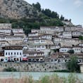 アルバニアの"千の窓を持つ街"ベラト。ジロカストラと一緒に世界遺産に登録されてます。ジロカストラとはまた違った風情があります。