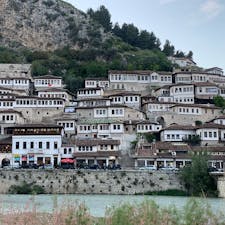 アルバニアの"千の窓を持つ街"ベラト。ジロカストラと一緒に世界遺産に登録されてます。ジロカストラとはまた違った風情があります。