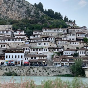 アルバニアの"千の窓を持つ街"ベラト。ジロカストラと一緒に世界遺産に登録されてます。ジロカストラとはまた違った風情があります。