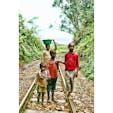 マダガスカル、ヴォヒマナの子供達。
線路が生活道路です。