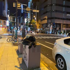 大阪の心斎橋でベッドと間違って寝てるおっさん。