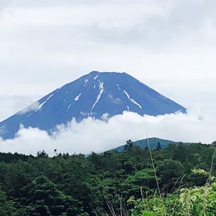 2020年6月
精進湖から見た富士山
頂上を覆ってた雲も晴れ上がりました。