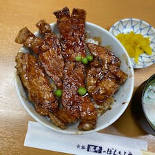 帯広名物・ぱんちょうの豚丼。炭火で焼いた香ばしい豚肉に、甘辛のタレが絡められてます。うな丼のうなぎの代わりに豚を使って作ったのが始まり、というのがよくわかる味でした。しかしこれで1000円超えはちょっと割高かも。
