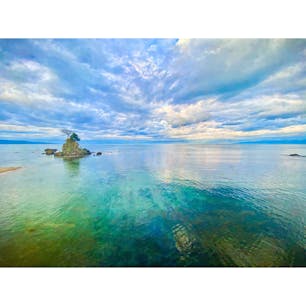 【富山】氷見線雨晴駅から徒歩10分です。電車の車窓からでも充分楽しめます！近くには釣りをしている人もいました。#雨晴海岸 #旅行 #富山 #海