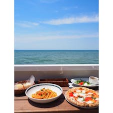 淡路島にあるガーブコスタオレンジというレストラン。
お値段もお手頃で、テラス席からはこのオーシャンビューが見えます。
土日は開店前から混雑することが多いので、予約をお勧めします。

#ガーブコスタオレンジ