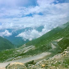 インドラダック、5000m越えの山々を超えて行く道。レー→マナリ。崖と狭い道の恐ろしい悪道。
ヒマラヤ山脈の大冒険。