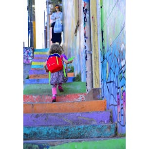 チリ、バルパライソ。青空アート階段シリーズ。