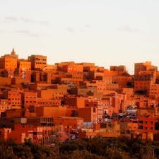 モロッコ、夕日をうけるカスバ街道。