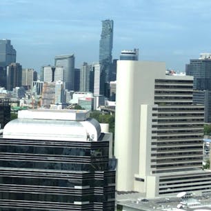 お部屋の窓からバンコクいち高いビルマハナコーンスカイビルも正面に見えました。