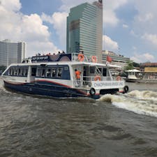 バンコク　チャオプラヤー川の乗り合いボート
船がすれ違う時などに波が立って、汚めな川のしぶきを浴びることもしばしば。