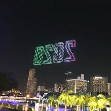 シンガポールカウントダウンの予行の様子。
光るドローンが動きながら絵を描いていてスケールの大きさに圧倒されました。ヘリックス橋近くのマリーナベイサンズ側から撮ったので、数字が反転してます。