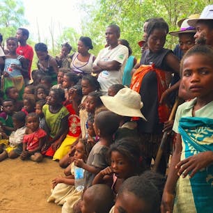 マダガスカル、ラノピゾ村の人々。