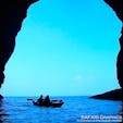 小樽市塩谷にあるブルーホリックが主催するシーカヤックで行く青の洞窟ツアー。コロナ対策のため、今年は完全プライベートツアーで催行されています。ガイドと同行者のみで大自然を楽しめる海のアクティビティとして人気を集めています！#北海道 #小樽市 #青の洞窟ツアー #シーカヤック