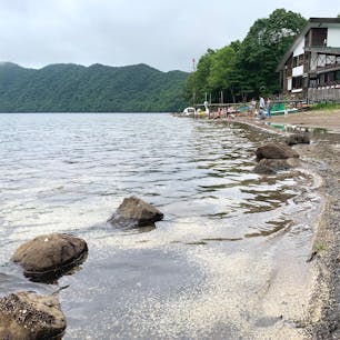 透明度が高く、円い形が特徴的なカルデラ湖。
写真は湖畔から撮影したものですが、展望台から見る景色もなかなか良かったです。

#北海道
#白老
#倶多楽湖