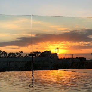 バリ島 ホテル
アイズスミニャックのプールから