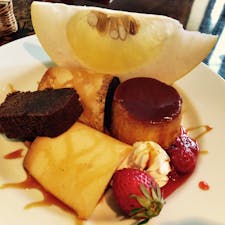 マーロウ葉山店で食べたプリンの盛り合わせ
季節によって果物が違うようです
色々な味が食べられて楽しい