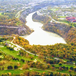 カナダ、ナイアガラの滝近く、ワールプールという川のカーブ。
ヘリコプターで撮りました。