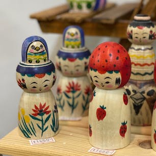 津軽こけし館で販売されているこけし、かわいらしいのが多すぎて悩みに悩んで、頭にアマビエのせてるこけしを選びました。青森の旅の思い出に自分土産。