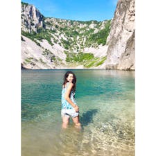 🇭🇷クロアチア第2の都市・スプリットから車で1時間ほどの場所にあるパラダイス。
💎「Blue Lake」と呼ばれるこの湖は、山の合間にひょっこり現れる、観光客があまり行かない隠れたクロアチアの宝石。間違いなく、パラダイス！
🙌ハイシーズンになると観光客でごった返すアドリア海の街だけど、ここは人がほぼいないに等しい場所。
🏝大自然にどっぷりと浸かることができちゃうので、これぞクロアチア！な自然を体験したいあなたなら必見のスポットです:)