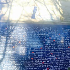 【フランス/パリ】
モンマルトルの丘のジュテームの壁。世界中の愛の言葉が書かれてる。もちろん日本語もあります。