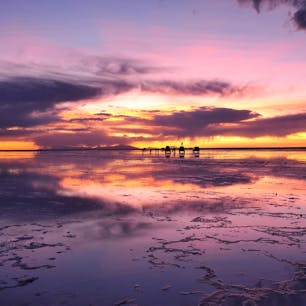 ボリビア、ウユニ塩湖の夕景。