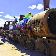 ボリビア、ウユニ塩湖近くの列車の墓場。