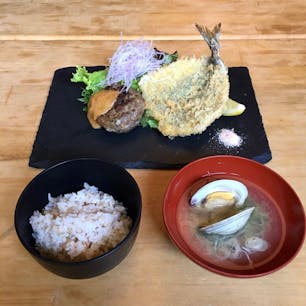 北鎌倉　鈴や🐟
ハンバーグと真鯵フライの定食。
このアジフライが衣サクサクで身もふわふわで本当に美味しかった！
食べたの2年前くらいだけど、今でも忘れられない味🤤💭