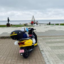 遂にやって来ました宗谷岬、感無量で海を眺めて居ました。
まぁ〜良くぞ原付バイクでしかも後期高齢者が京都からベタで来たもんだ。
と感激に拳を握って居ました😂


#稚内　#利尻島　#北海道の旅　#サント船長の写真　#何でも日本一　#北海道