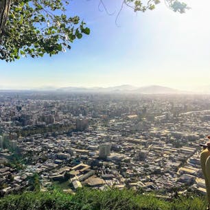 チリ、サンティアゴ。
サン・クリストバルの丘からサンティアゴの街並み。