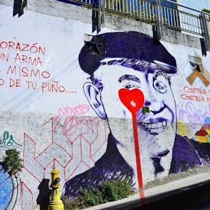 チリ、バルパライソ。
街中の青空アート。