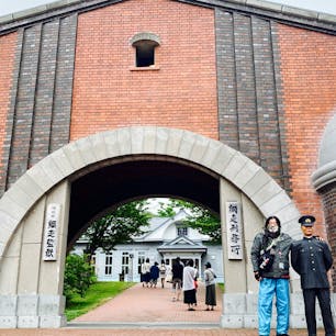 博物館網走監獄（はくぶつかん-あばしりかんごく）は、北海道網走市にある網走刑務所の旧建造物を保存・公開している野外の博物館です。
古くは明治24年(1891年)に建築された建物から、明治・大正時代と今から100年以上前に作られた木造建築物を中心に、昭和の建物まで22棟あり、そのうち4棟が国の重要文化財、3棟が国の有形登録文化財に指定されています。

感想は生々しい雰囲気ですね、又映画の舞台になった、「刑務所の中」の現場ですね。
また日本最北の最恐の網走刑務所です。

#の北海道の旅をプチツとね、
#北海道の旅　#網走刑務所　#サント船長の写真　#何でも日本一　#北海道