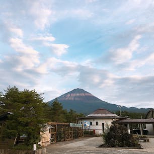 2020.08.10（祝）
道の駅なるさわ

一日中雲に隠れていたシャイな富士山🗻
夕方にやっと姿を現してくれました。
なるさわ富士山博物館は無料。
パワーストーン押しがすごいですが笑、
富士山や石の説明がムービーもあって
それなりに楽しめるはず。
鉱物やストーンが好きな方はぜひ。

#鳴沢村
#道の駅なるさわ
#道の駅
#なるさわ富士山博物館
#富士山
#fujisan